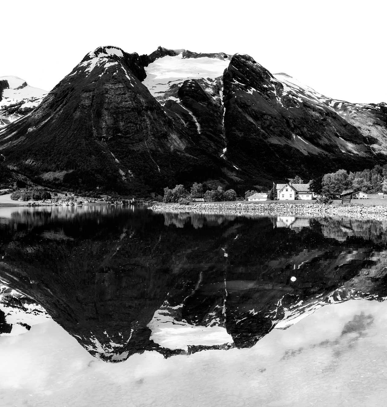 berg weerspiegeld in het meer