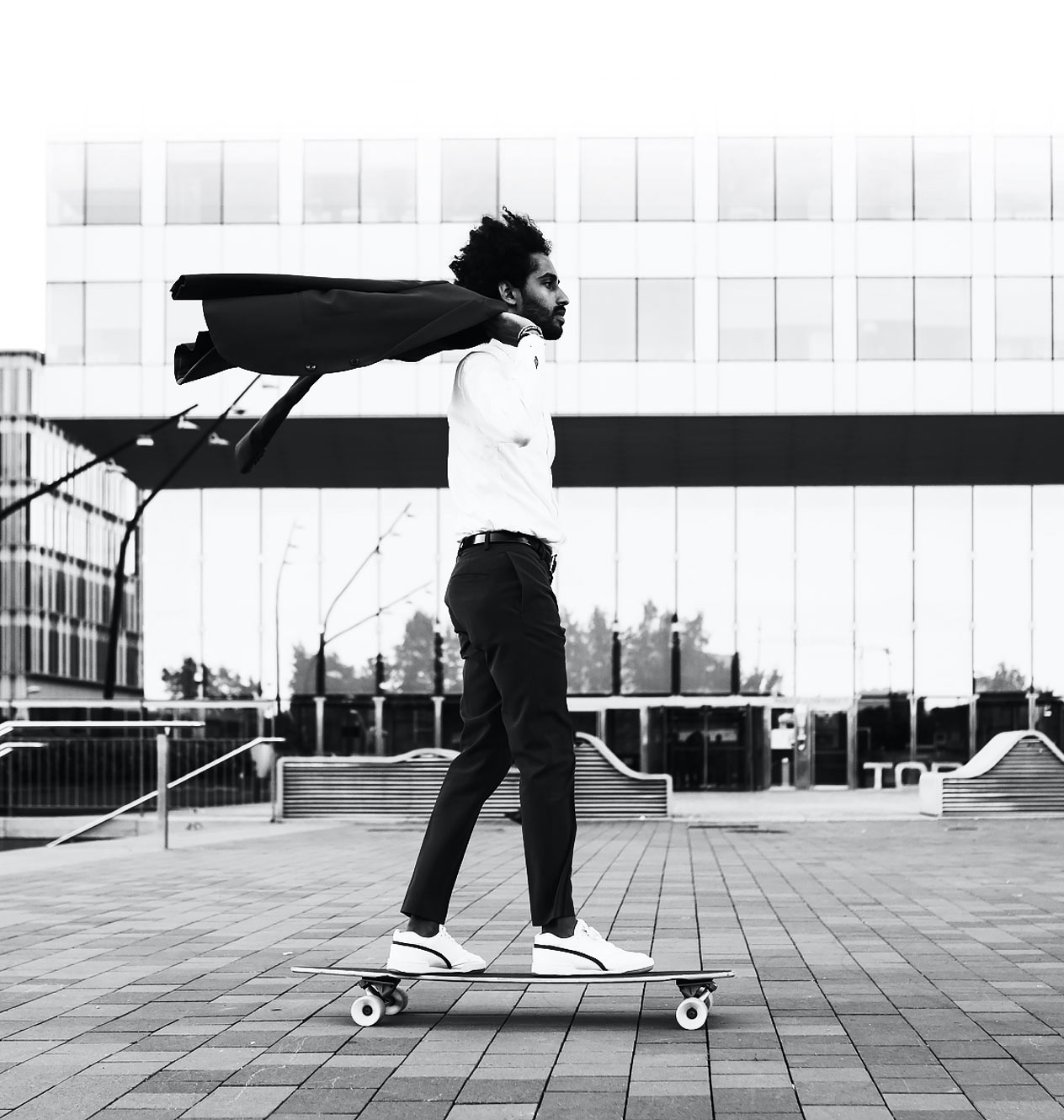 Uomo che fa skateboard attraverso la piazza