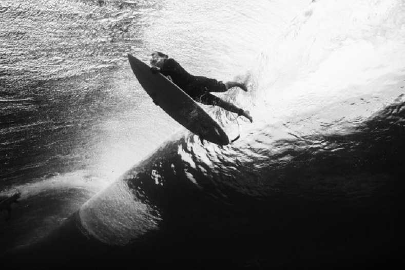 Immagine di uomo su una tavola da surf